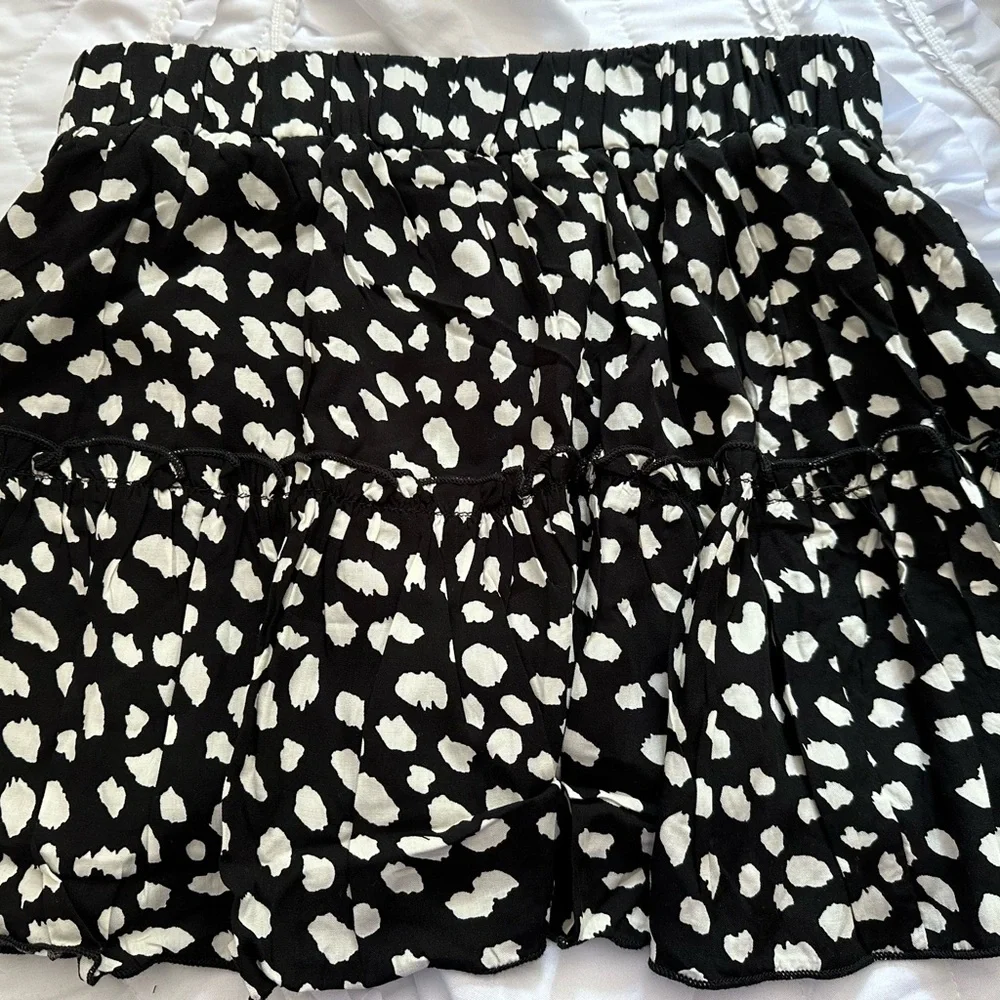ASUO Agio‎ black and white skort size small